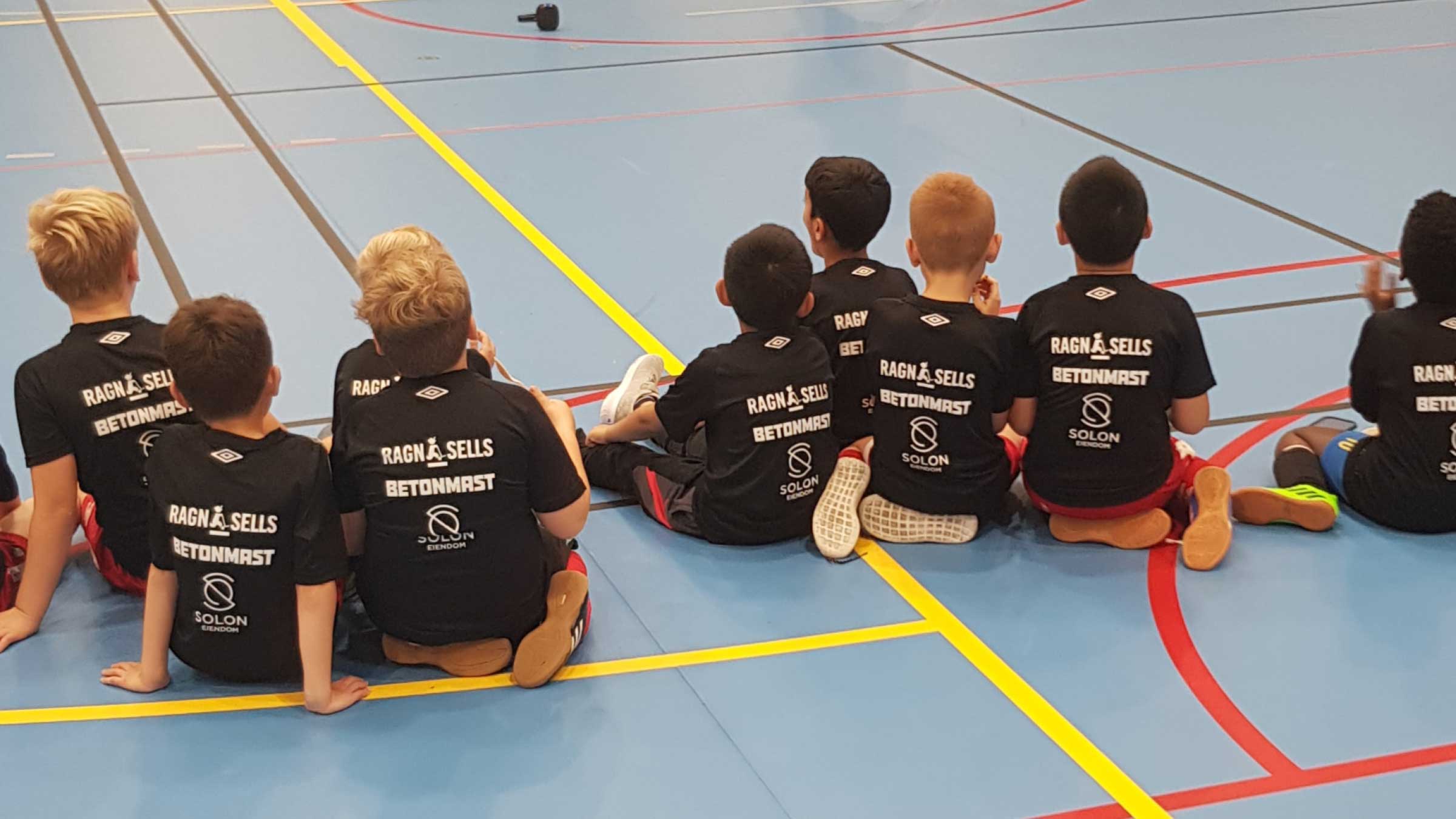 Gudbrand Ensrud og Fjellhamar FK arrangerer gratis fotballskole i høstferien med Ragn-Sells som hovedsponsor. (Foto: Stine Bjerke)