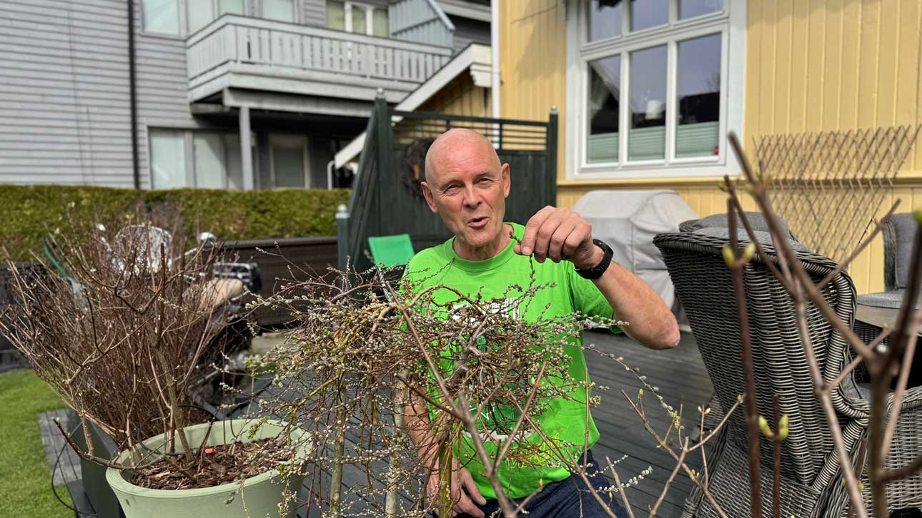 Rolf er kjent for å være praktisk anlagt og tar gjerne fatt på nye prosjekter, enten det er oppussing hjemme, arbeider på hytta i Drammensmarka eller i hagen. (Foto: Ragn-Sells)