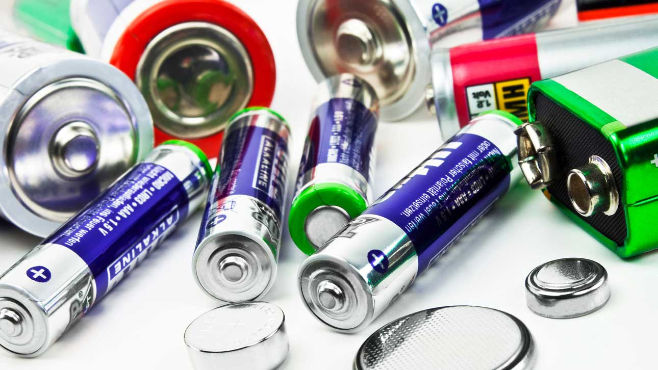 Småbatterier er en veldig vanlig type farlig avfall, de må alltid sorteres for seg selv. Polene bør teipes for å unngå at de kommer i kontakt med andre batterier eller metaller. (Foto: Adobe Stock)