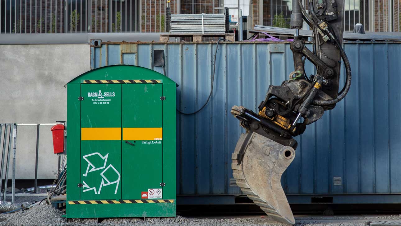 FarligEnkelt™ miljøskap leveres i 5 ulike størrelser og er utformet i henhold til regelverket for oppbevaring av farlig avfall. Skapene passer for byggeplasser, bilverksteder, kjøpesentre, industri og mye mer. (Foto: Ragn-Sells / miljøskap på byggeplass)