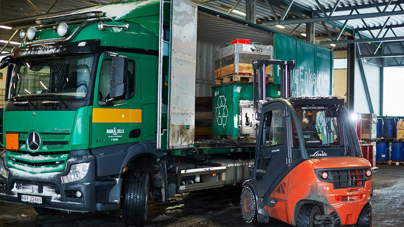Ragn-Sells har lang erfaring med håndtering av farlig avfall fra norske virksomheter og sørger for trygg transport og behandling i godkjente anlegg. (Foto: Ragn-Sells)